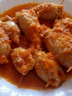 Una foto de Calamares rellenos en salsa