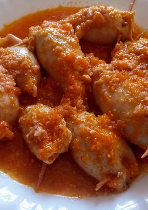 Una foto de Calamares rellenos en salsa