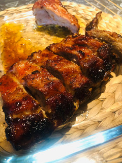 Una foto de Costillar de cerdo con salsa de miel y barbacoa y un toque picante