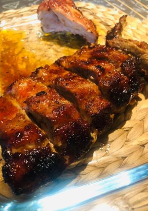 Una foto de Costillar de cerdo con salsa de miel y barbacoa y un toque picante