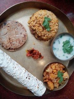 દેશી ગુજરાતી થાળી રેસીપી મુખ્ય ફોટો