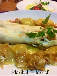 Una foto de Merluza al horno con guarnición de patatas panadera y verduritas