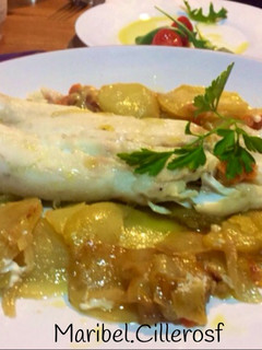 Una foto de Merluza al horno con guarnición de patatas panadera y verduritas