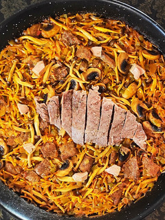 Una foto de Fideuá de aguja ibérica con setas y foie