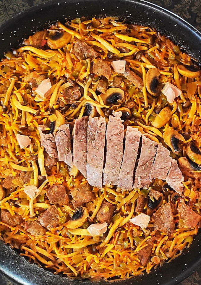 Una foto de Fideuá de aguja ibérica con setas y foie