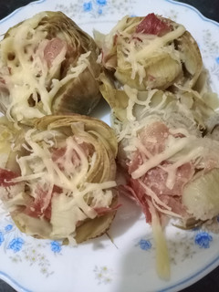 Una foto de Corazones de alcachofa rellenos de jamón ibérico
