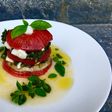 Millefeuille de tomates confites, aubergines grillées au grill, mozzarella di bufala