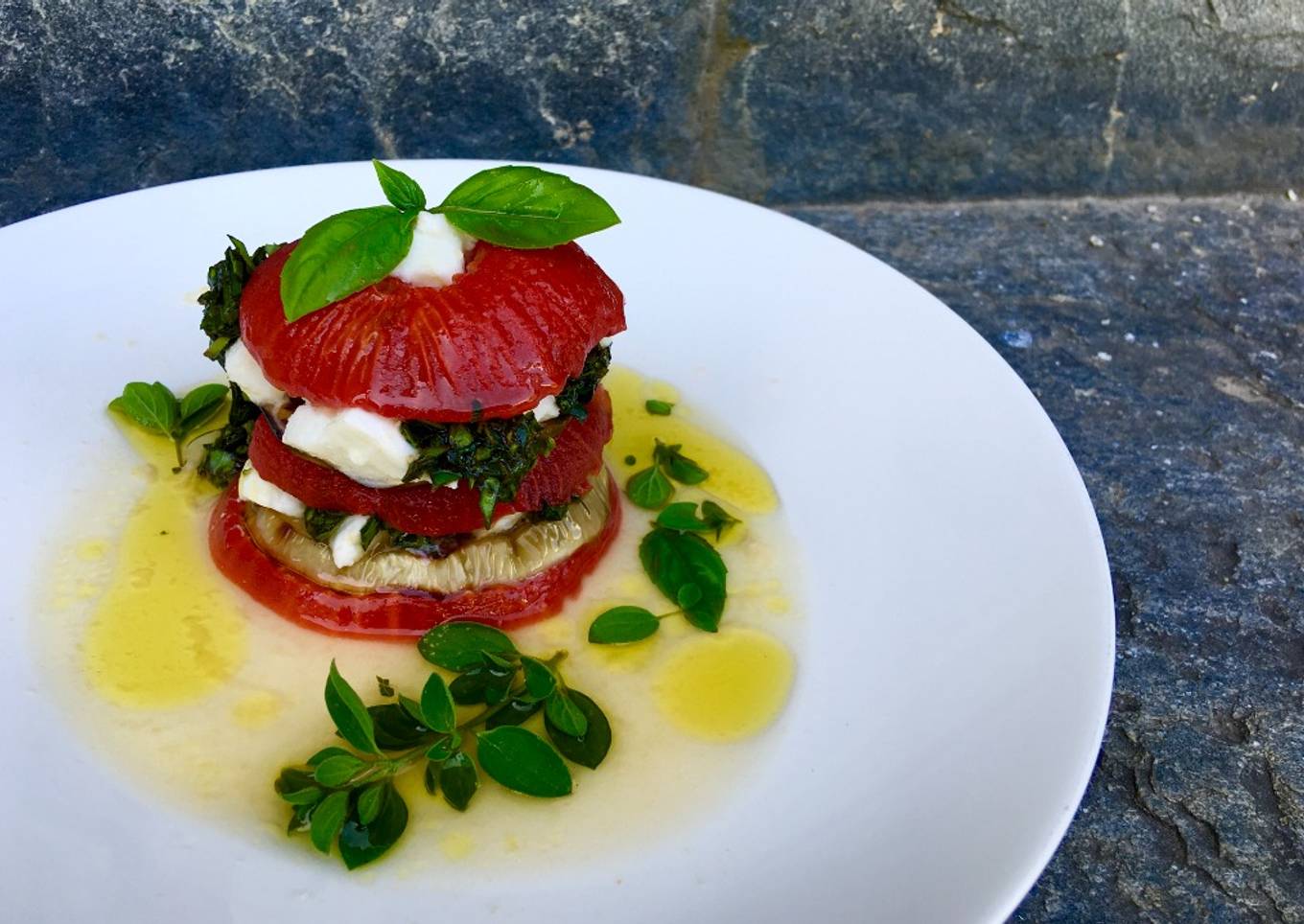 Millefeuille de tomates confites, aubergines grillées au grill, mozzarella di bufala