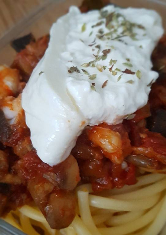 Una foto de Espaguetis con frutos de mar y huerto