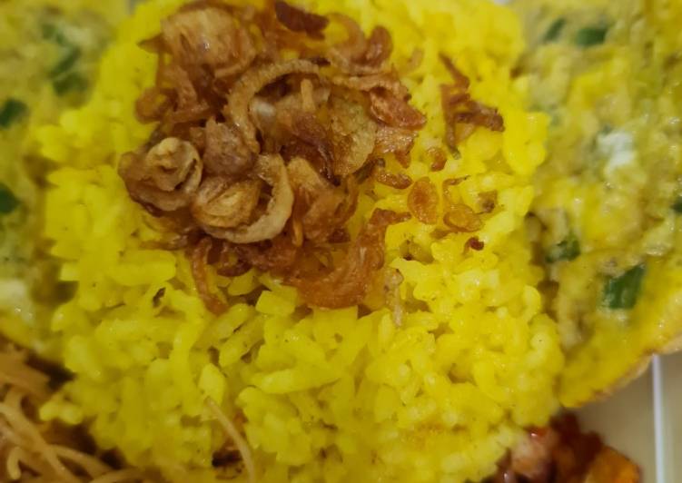 Cara Gampang Menyiapkan Nasi kuning ricecooker yang Bisa Manjain Lidah