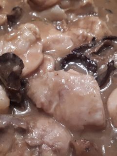 Una foto de Pollo con higos y setas del bosque