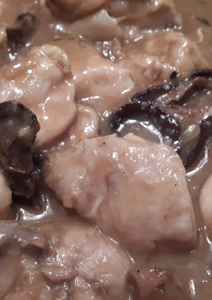 Una foto de Pollo con higos y setas del bosque