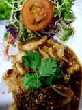 ไก่ผัดซอสกระเทียมพริกไทย