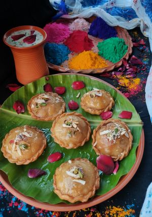 চন্দ্রকলা গুজিয়া (Chandrakala gujia recipe in Bengali) রেসিপির প্রধান ছবি