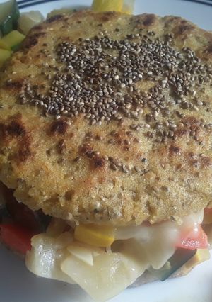 Una foto de Arepa con chía y panela rellena de vegetales salteados... 🍯🍘🌽🧀🥗🥙🥗🧀🌽🍘🍯