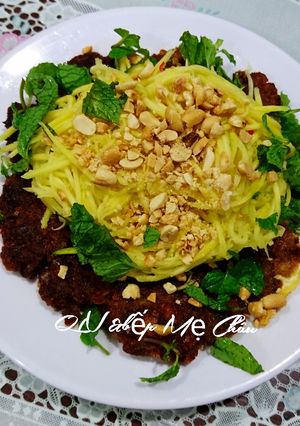 Hình của món Gỏi xoài cá trê kiểu Thái.