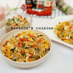 A picture of Chinese fried rice.