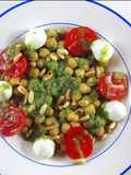 Garbanzos con tomate, mozzarella, piñones y salsa pesto