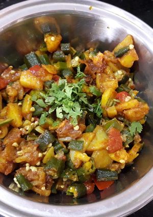 ભીંડા બટાકા નું શાક રેસીપી મુખ્ય ફોટો