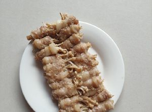 Hình của món Ba chỉ cuộn nấm kim châm.