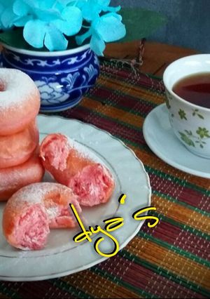 Foto resep Pinkish donuts (donat buah naga)