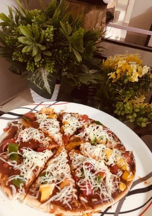 કોર્ન કેપ્સીકમ પીઝા (Corn Capsicum Pizza Recipe In Gujarati) રેસીપી મુખ્ય ફોટો