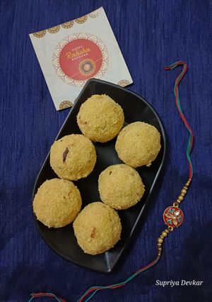 A picture of Rava besan dry fruit laddu.