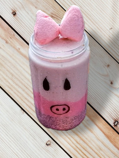 Una foto de Smoothie de fresa con plátano con yogurt y puding de fresa