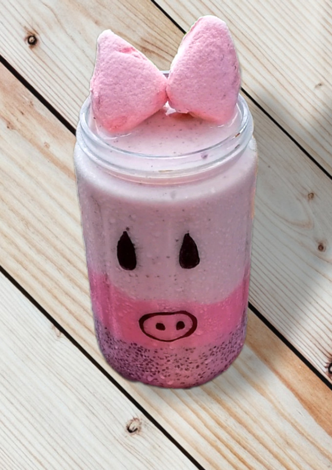 Una foto de Smoothie de fresa con plátano con yogurt y puding de fresa