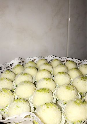 صورة لوصفة كرات جوز الهند بالفستق