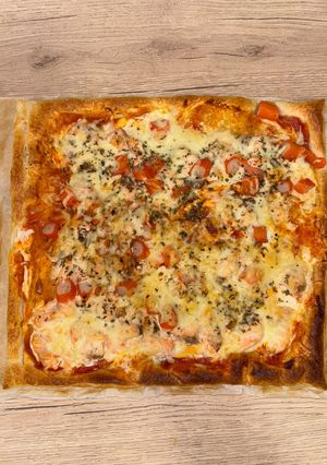 Una foto de Pizzhaldre: pizza de hojaldre con salmón