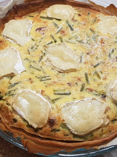 Una foto de Quiche de espárragos verdes, guisantes y jamón