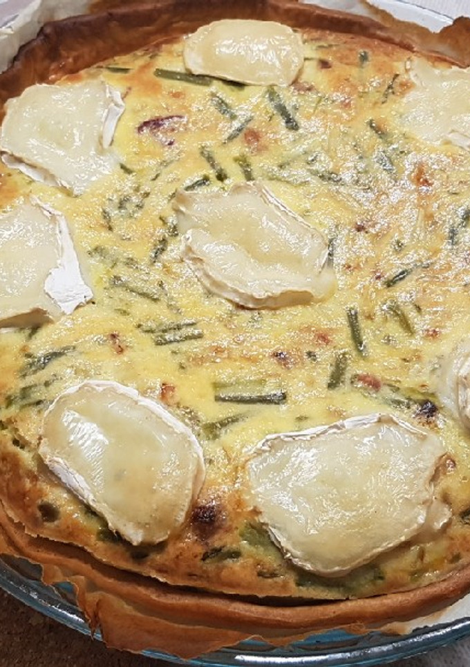 Una foto de Quiche de espárragos verdes, guisantes y jamón