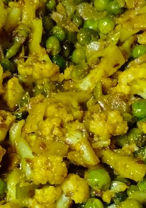 मटर गोभी की सब्जी (Matar Gobhi ki sabzi recipe in Hindi) रेसिपी मुख्य फोटो