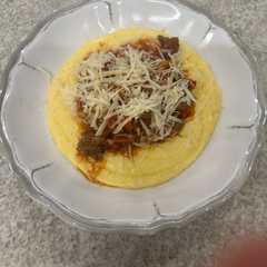 Una foto de Polenta con Carne