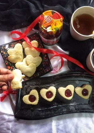 A picture of Butter cookies with strawberry jam.
