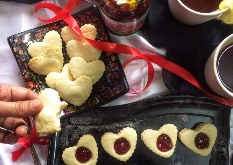 Butter cookies with strawberry jam