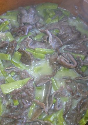 Una foto de Cecina con nopales a la Mario, s