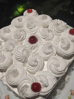 ब्लैक फॉरेस्ट केक (Black forest cake Recipe in Hindi) रेसिपी मुख्य फोटो
