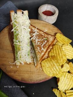 વેજીટેબલ ગ્રીલ સેન્ડવીચ (Veg. grill sandwich recipe in gujarati) રેસીપી મુખ્ય ફોટો