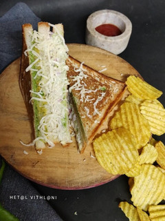 વેજીટેબલ ગ્રીલ સેન્ડવીચ (Veg. grill sandwich recipe in gujarati) રેસીપી મુખ્ય ફોટો