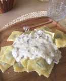 Ravioles con salsa blanca
