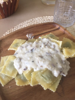 Una foto de Ravioles con salsa blanca