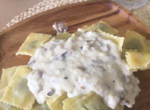 Una foto de Ravioles con salsa blanca