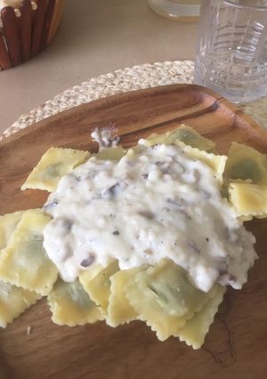 Una foto de Ravioles con salsa blanca