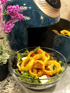 Una foto de Ensalada de aros de cebolla de AirFryer, queso y vinagreta de pomelo - idea de cena rápida divertida