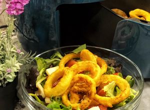 Foto principal de Ensalada de aros de cebolla de AirFryer, queso y vinagreta de pomelo - idea de cena rápida divertida