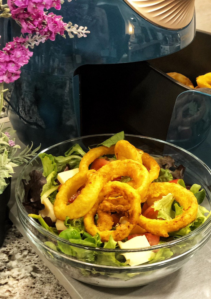 Una foto de Ensalada de aros de cebolla de AirFryer, queso y vinagreta de pomelo - idea de cena rápida divertida