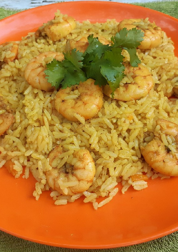 Una foto de Arroz con camarones al curry