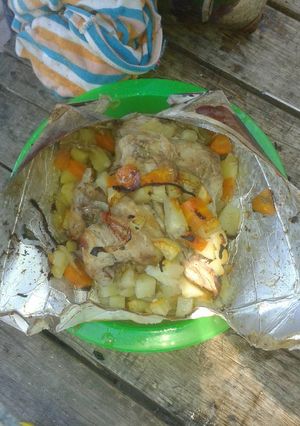 Una foto de Pollo en caja de vino con verduras